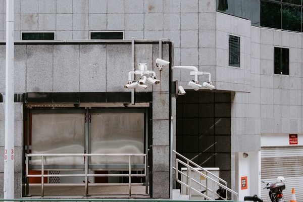 Comment configurer un réseau de caméras de surveillance intelligentes pour une entreprise?