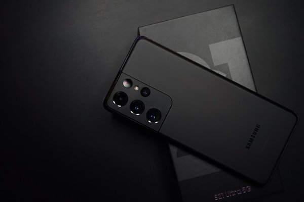 Comment optimiser les paramètres de votre smartphone pour une utilisation en extérieur ensoleillé?